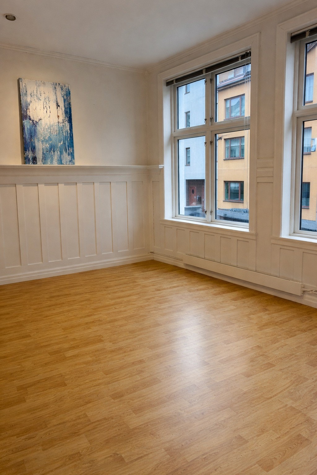 Stor stue med to digre vindu. 16 KVM Galleribilde