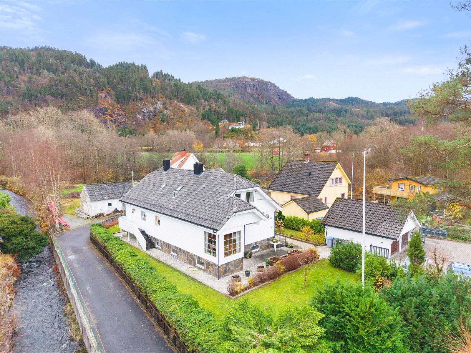 Boligen fremstår totalt sett som et innholdsrikt og velplanlagt hjem med gode romforhold og fleksible bruksområder fordelt over tre etasjer. Galleribilde