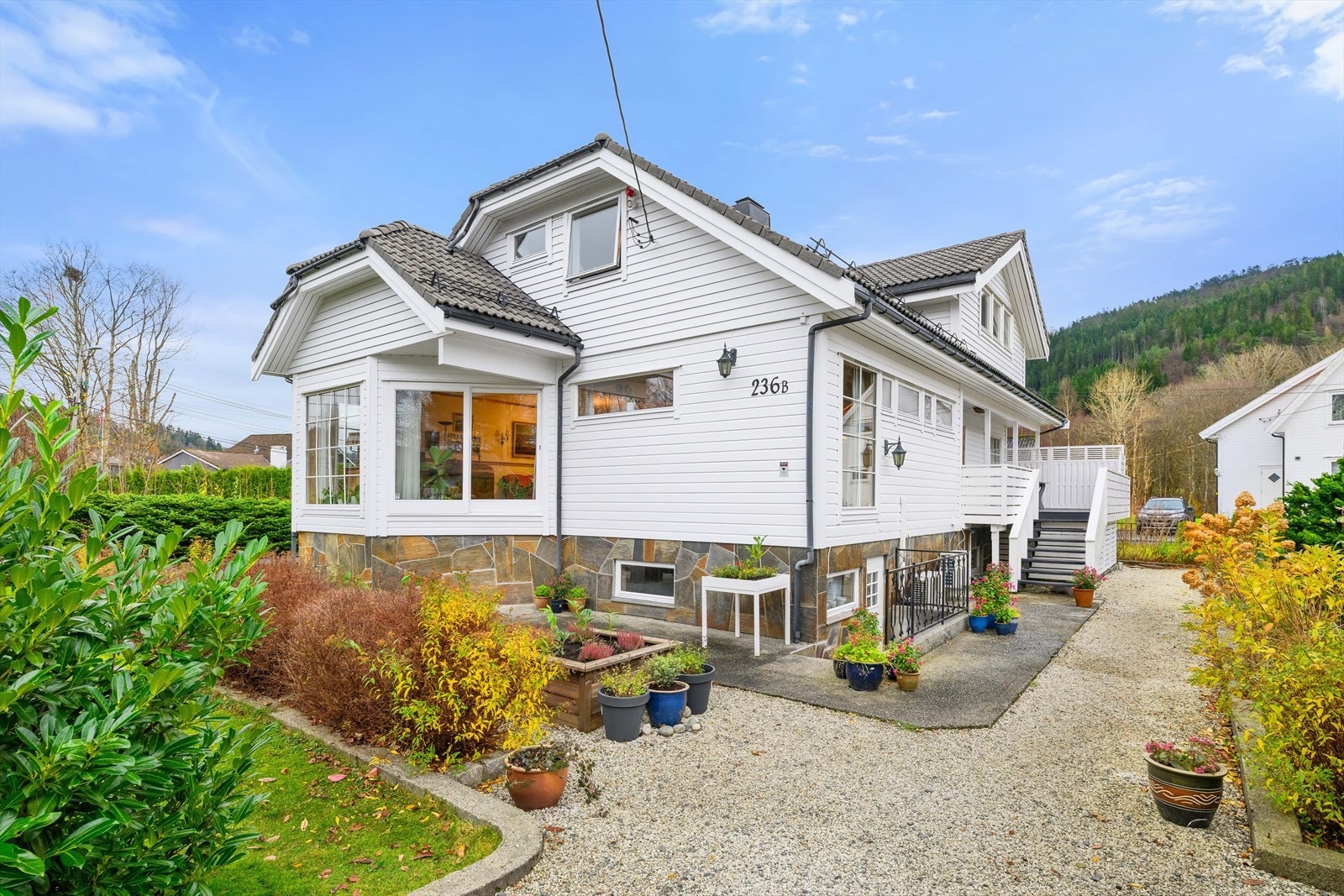 Hagen er pent opparbeidet, med blant annet gruset gangvei fra garasje og rundt boligen, samt diverse plener og beplantning. Galleribilde