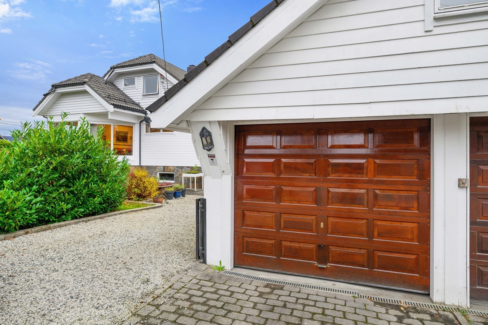 Dobbelgarasje delt med nabo. Galleribilde