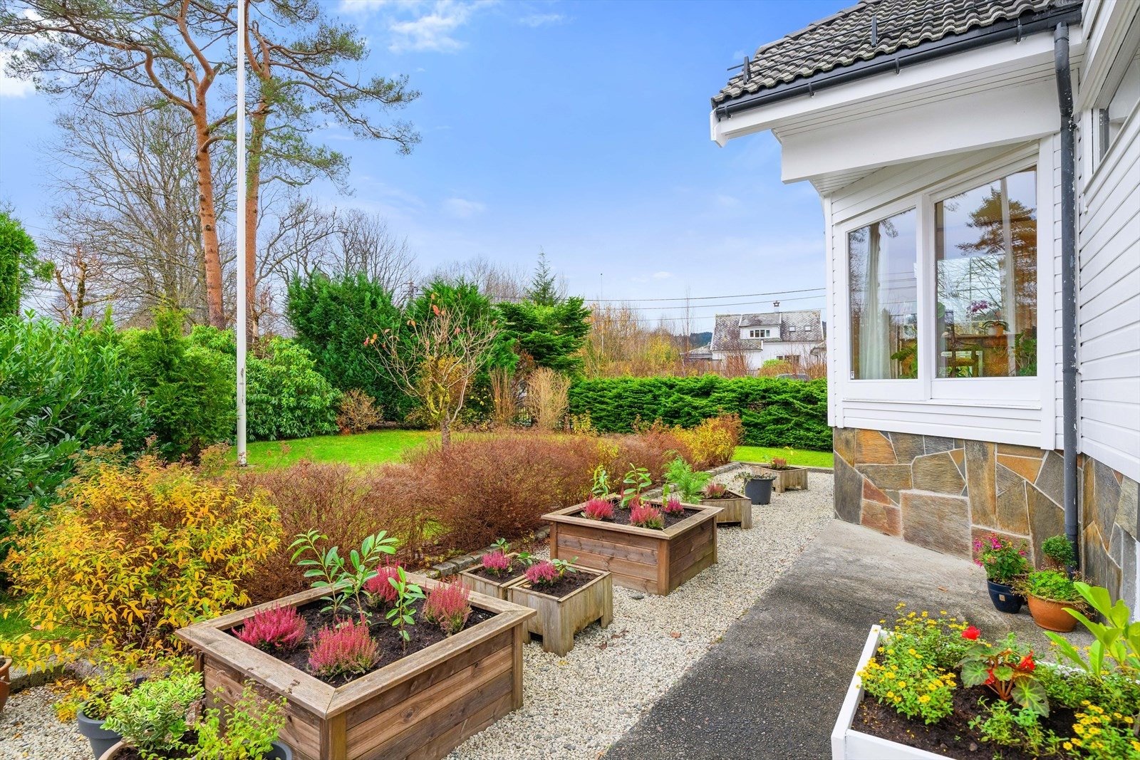 Uteområdene er pent opparbeidet. Galleribilde