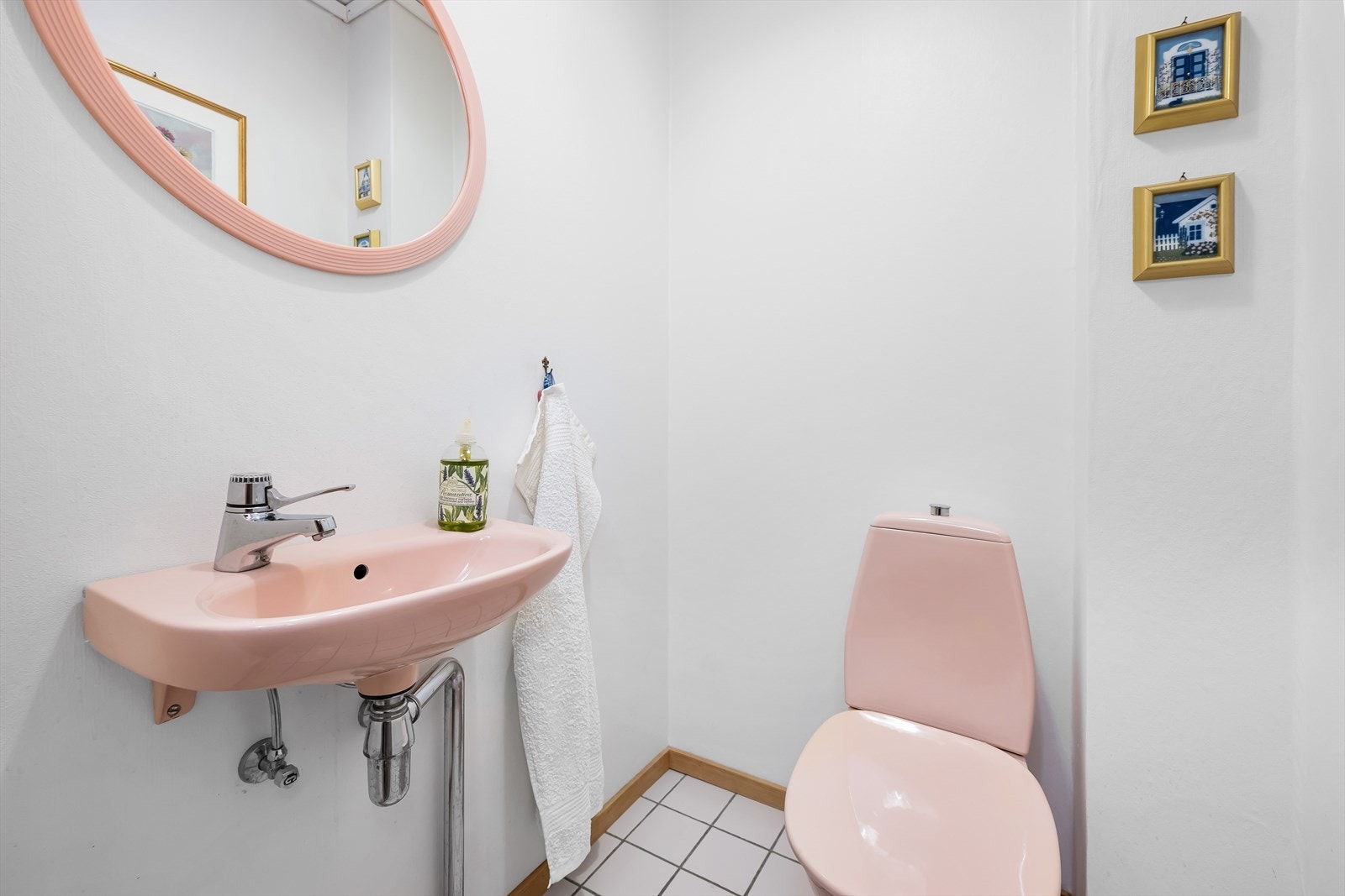 Videre finnes et separat toalett, praktisk plassert for gjester. Galleribilde