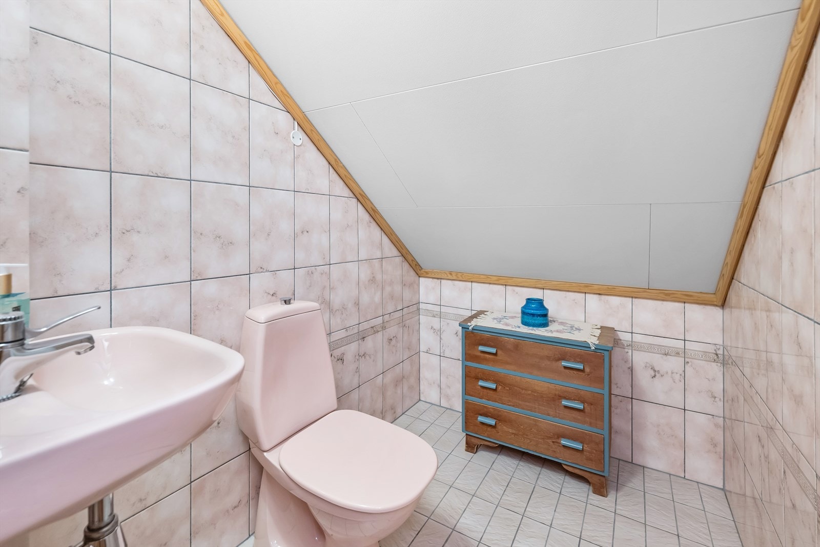 Separat toalettrom i 2. etg noe som gir god funksjonalitet i hverdagen. Galleribilde