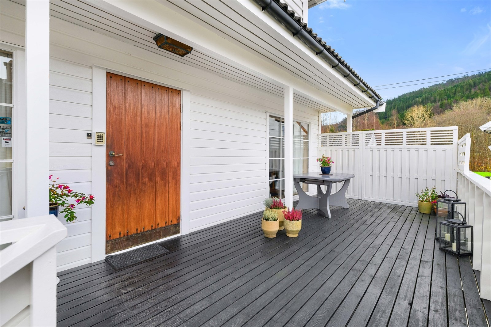 Flott inngangsparti ønsker deg velkommen. Galleribilde