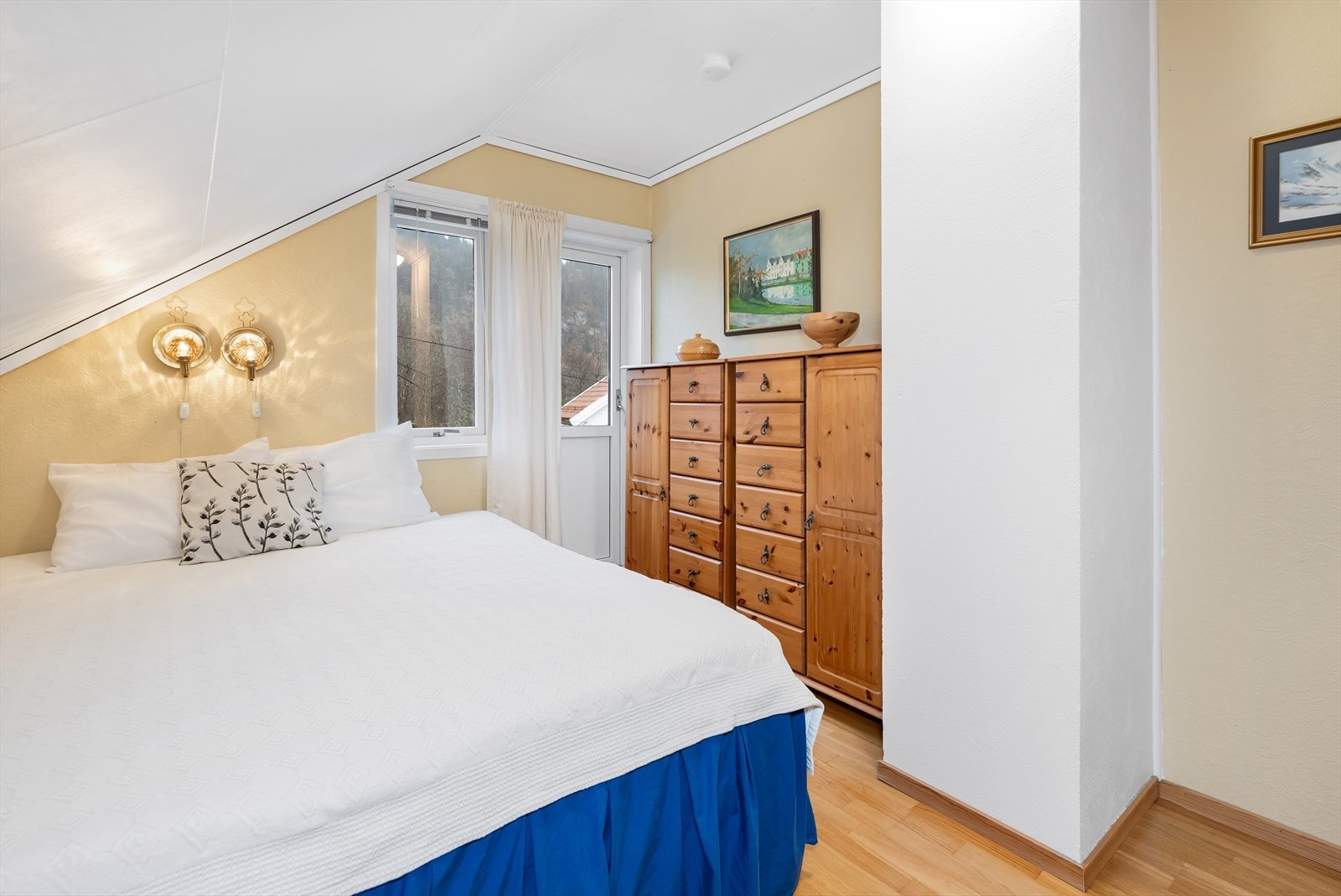 Det andre soverommet i 2. etg med utgang til balkong. Galleribilde