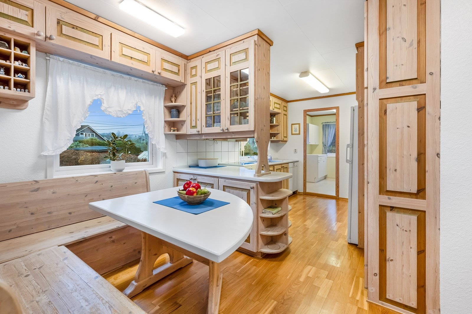 Hyggelig spisegruppe tilknyttet til kjøkkenet. Galleribilde