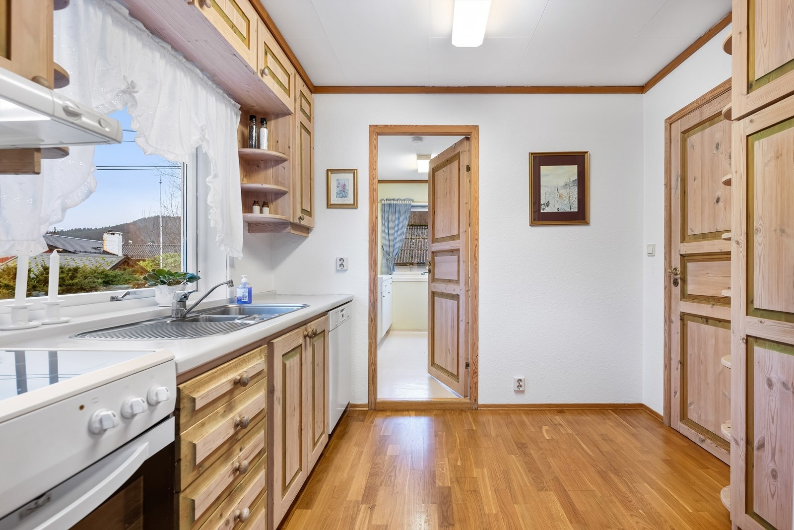 Fra kjøkkenet ha man inngang til et praktisk vaskerom. Galleribilde