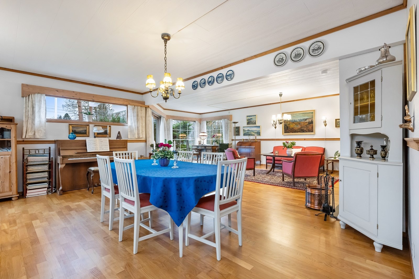 Den store stuen er et naturlig samlingspunkt i boligen, med gode møbleringsmuligheter, rikelig med lysinnslipp og plass til både sofagrupper og spisebord. Galleribilde