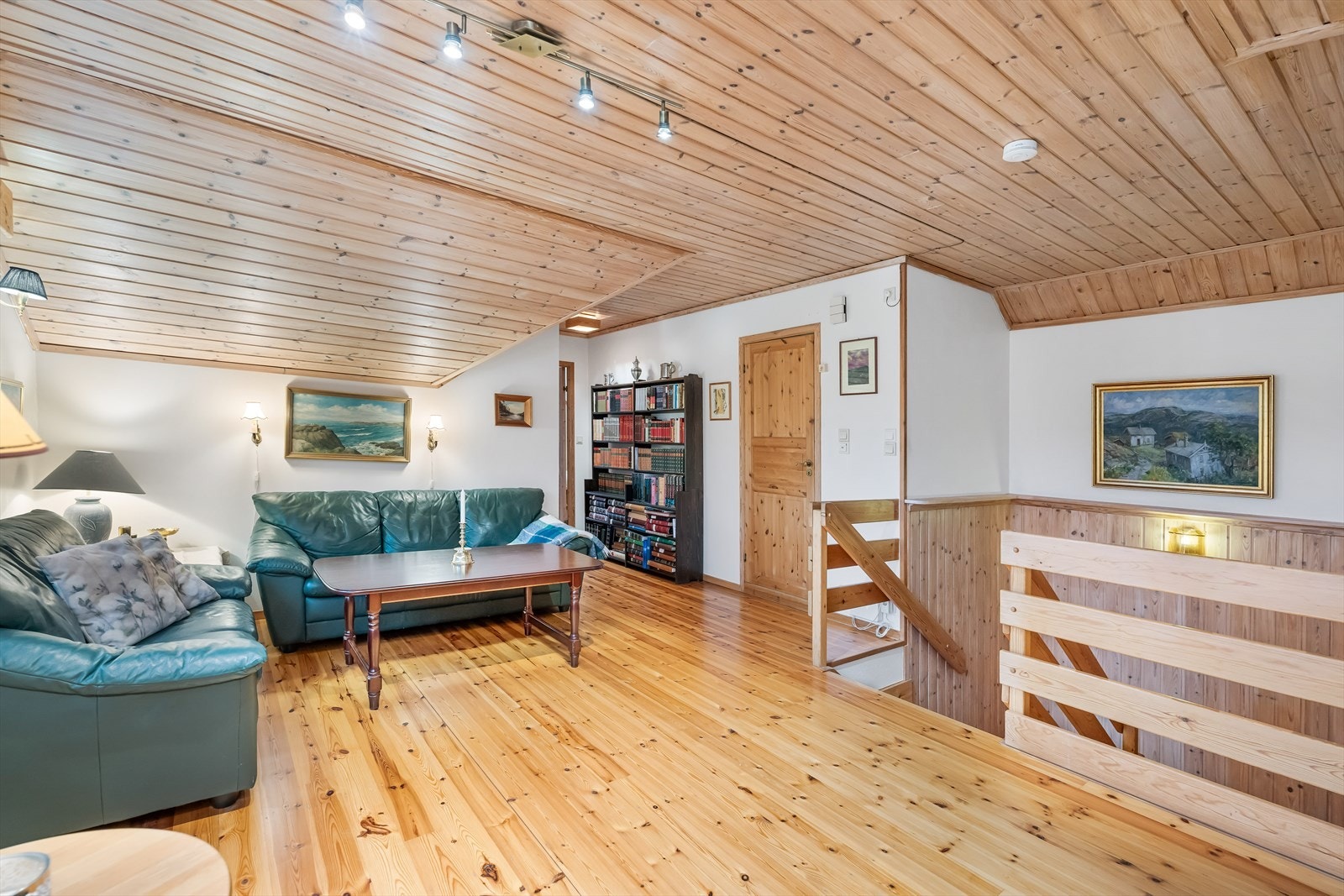 En TV-stue på ca 23 m² fungerer som et naturlig oppholdsrom, ideelt som en mer tilbaketrukket stue eller ungdomsavdeling. Galleribilde