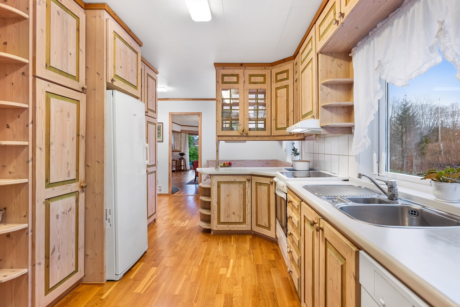 Kjøkkenet utgjør ca 18 m², med gode arbeidsflater og praktisk utforming. Galleribilde