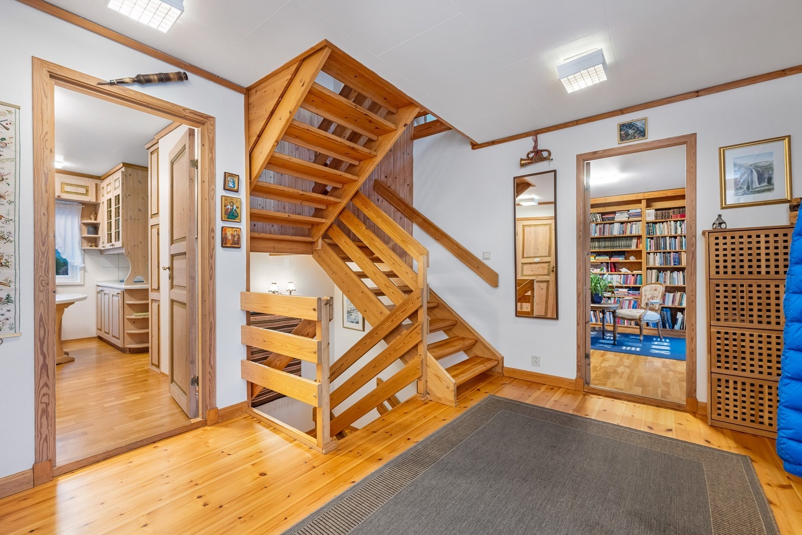 Her møtes man av en romslig gang som knytter etasjen naturlig sammen. Galleribilde