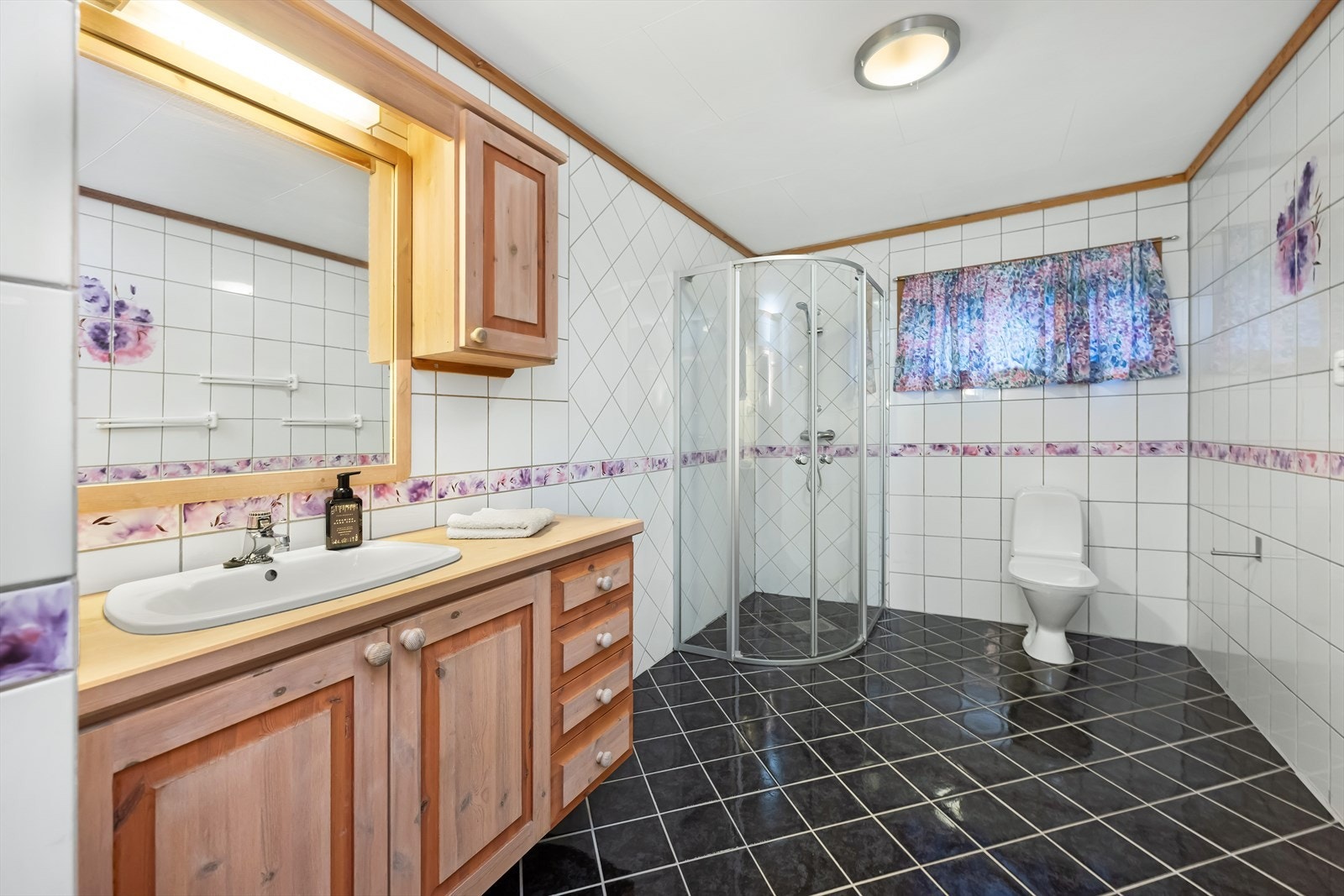 Baderom i underetasje. Her har man alt man trenger for et fullverdig baderom. Galleribilde