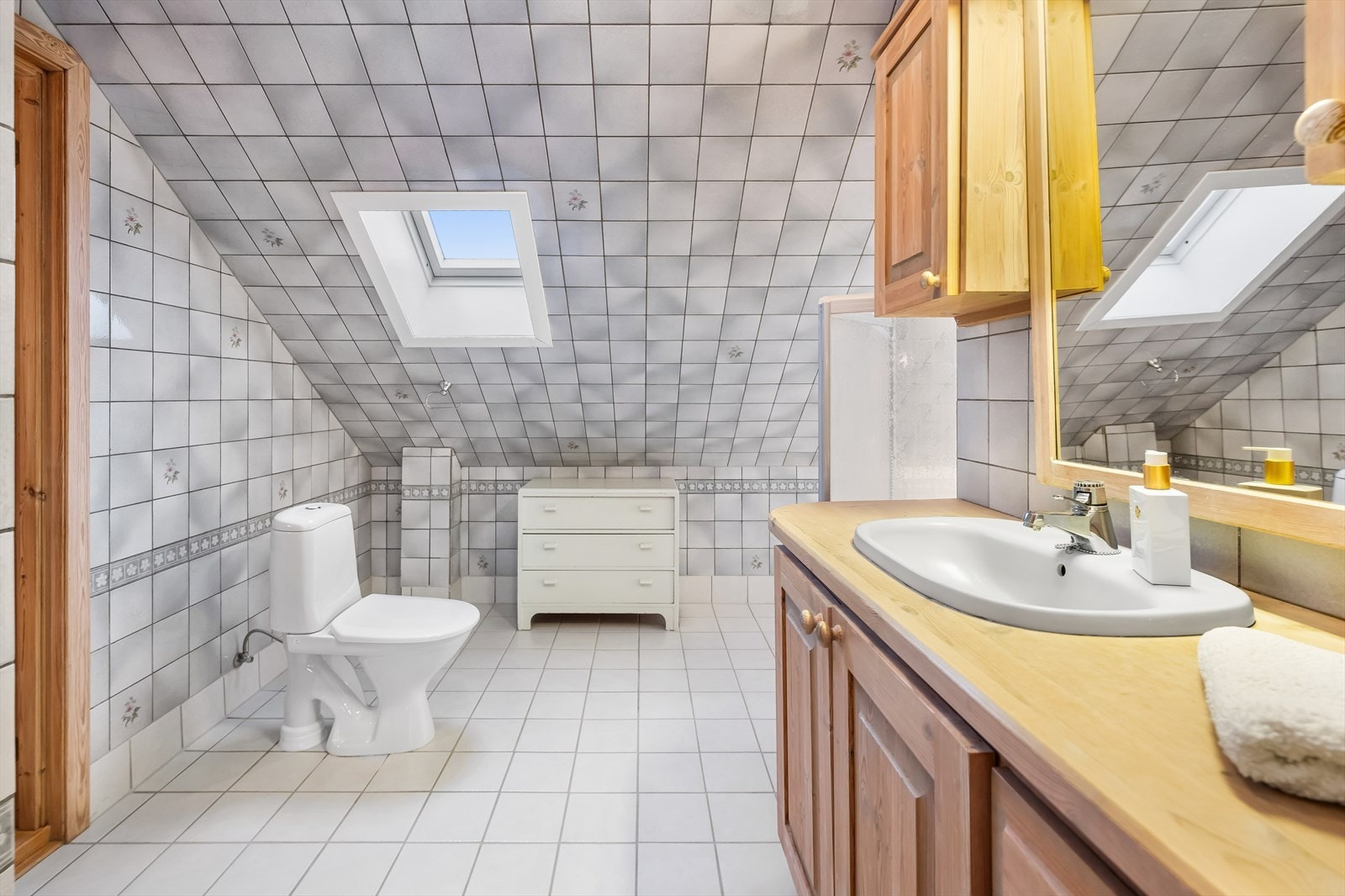 Baderom i 2. etg er romslig og praktisk. Galleribilde