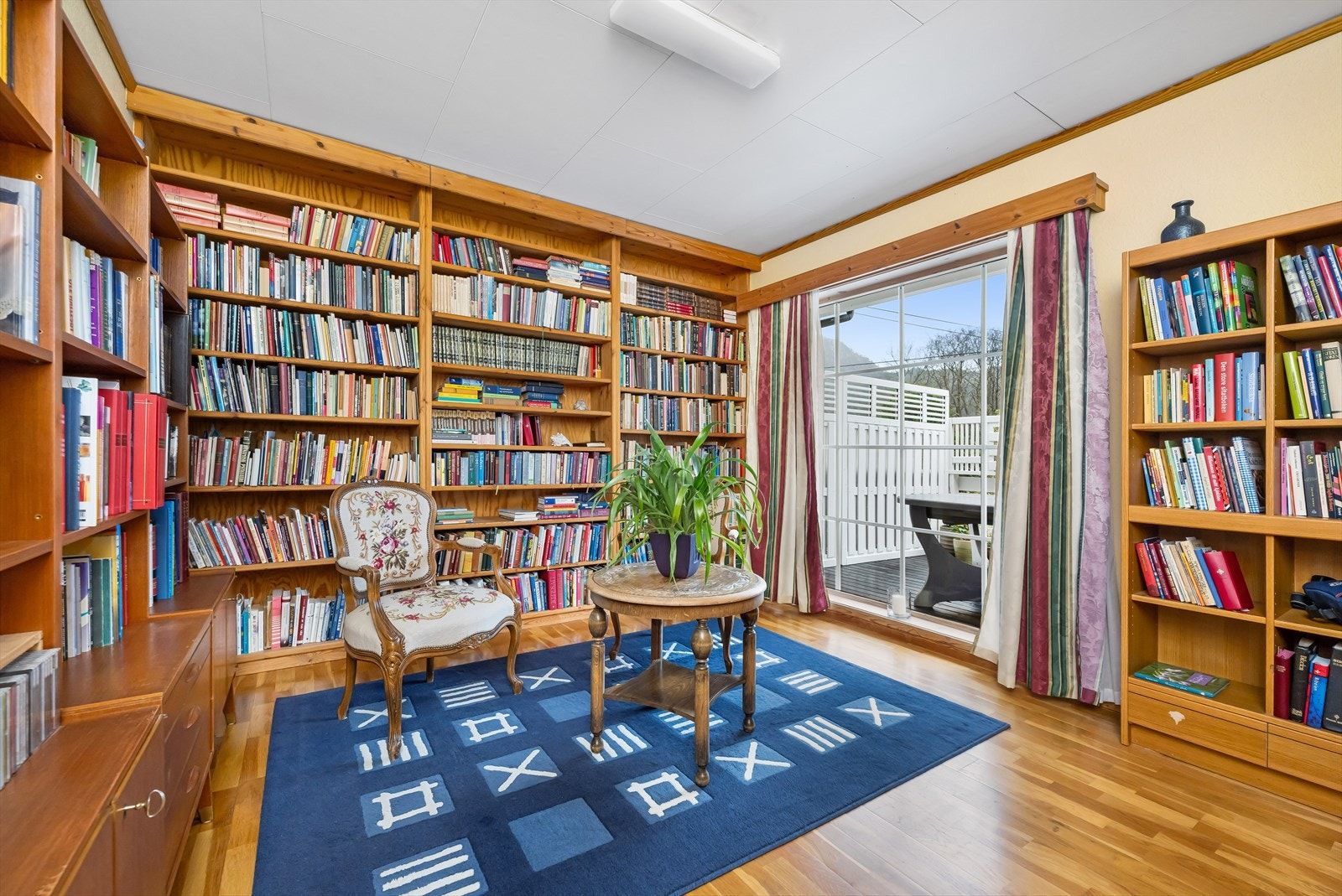 Etasjen rommer et bibliotek som gir en lun og stemningsfull atmosfære - perfekt som leserom eller stillesone. Galleribilde