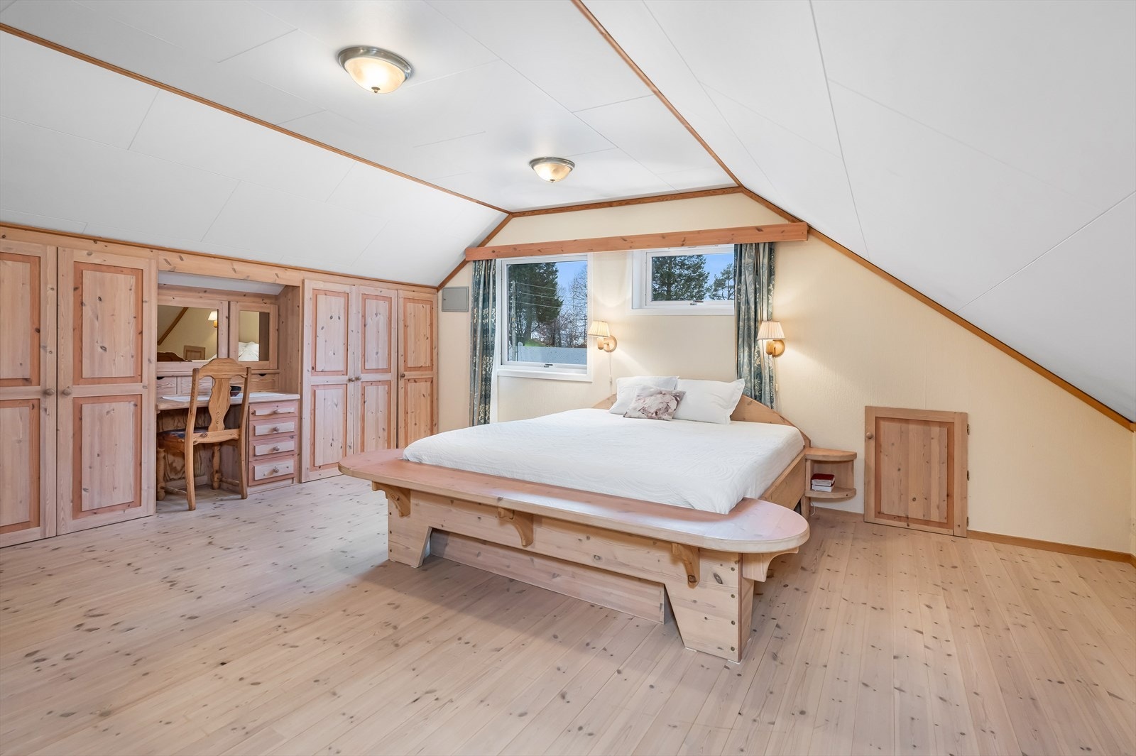 Soverom 1 er på ca 23 m² og er romslig og egner seg godt som hovedsoverom. Godt med oppbevaringsplass i veggskap. Galleribilde