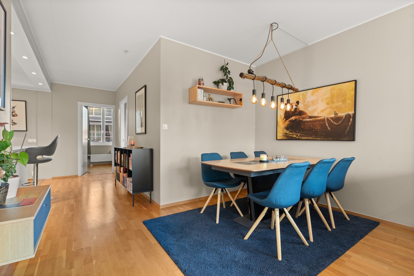 I naturlig overgang mellom stue og kjøkken er det god plass til spisebord, der venner og familie kan inviteres på middag. Galleribilde