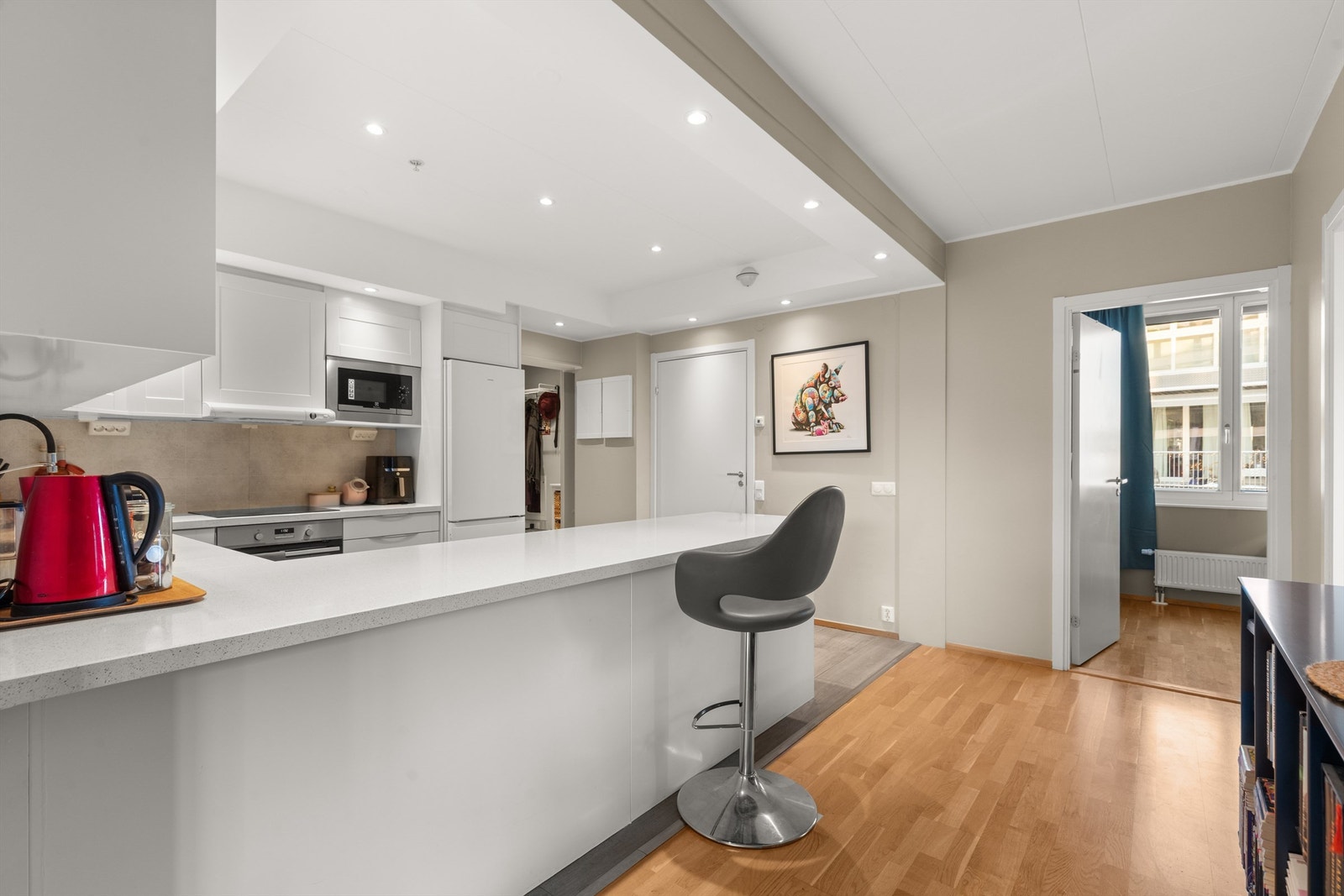 Her får du en romslig og åpen arbeidsbenk for matlaging. Galleribilde