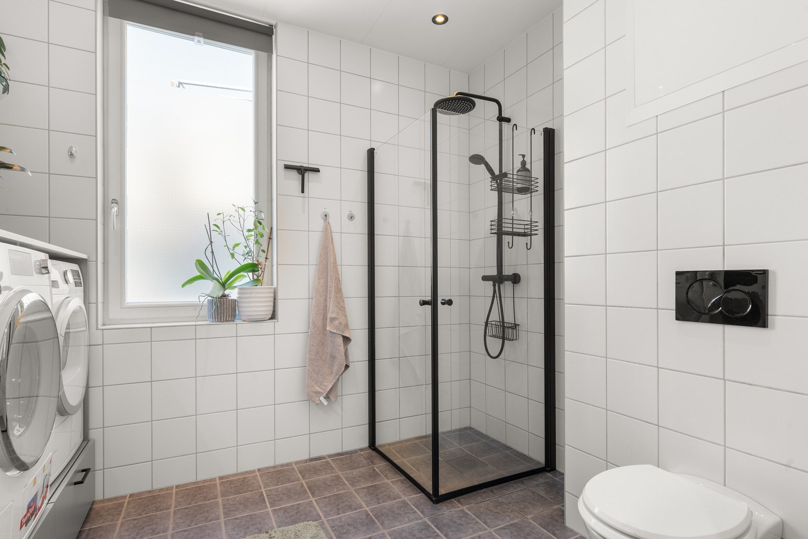 Badet er flislagt på gulv og vegger med elektrisk gulvvarme. Balansert ventilasjon skaper et behagelig inneklima. Galleribilde