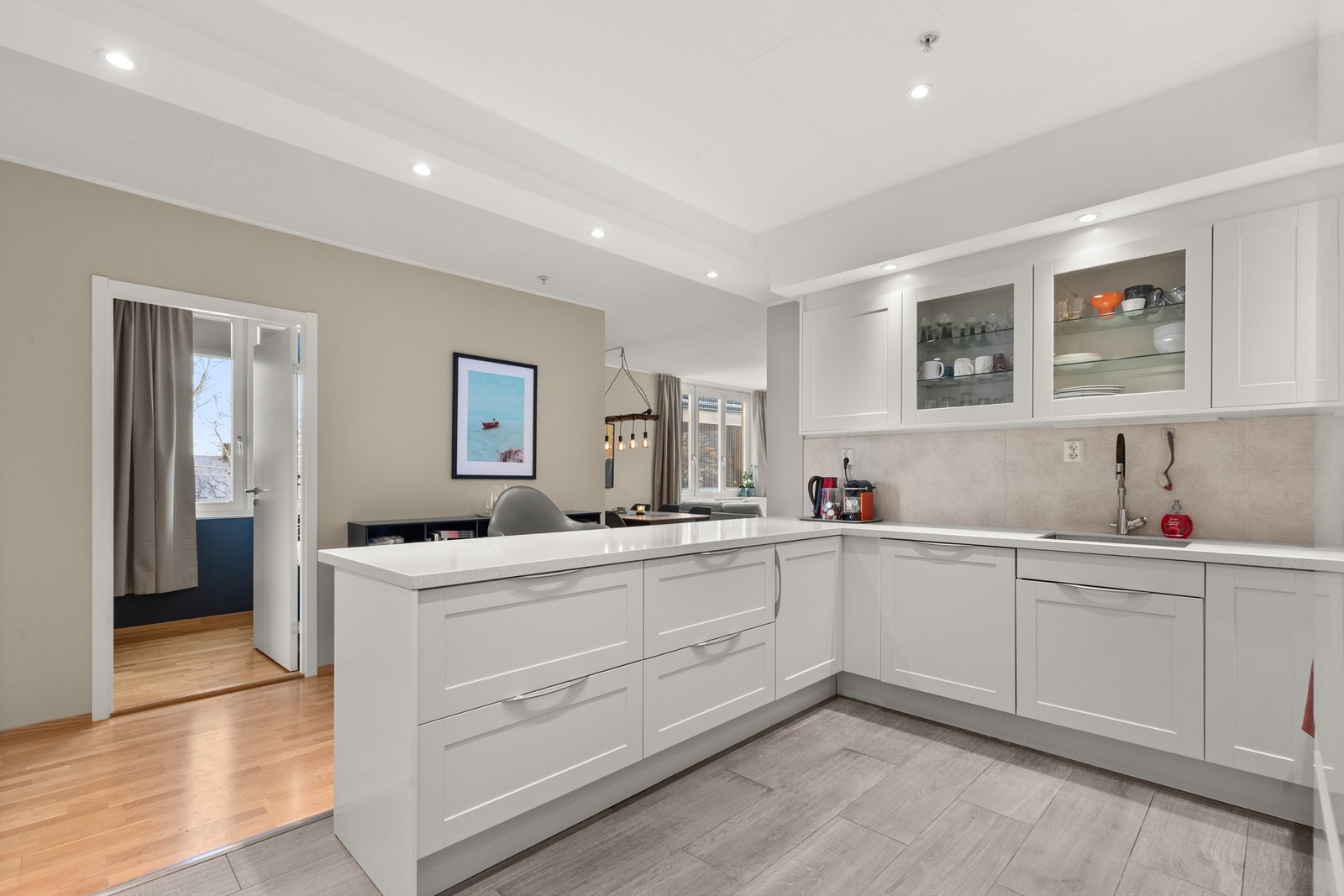 Hvitevarene er sømløst integrert og består av induksjonstopp, stekeovn, oppvaskmaskin og micro. Waterguard og komfyrvakt er montert. Galleribilde