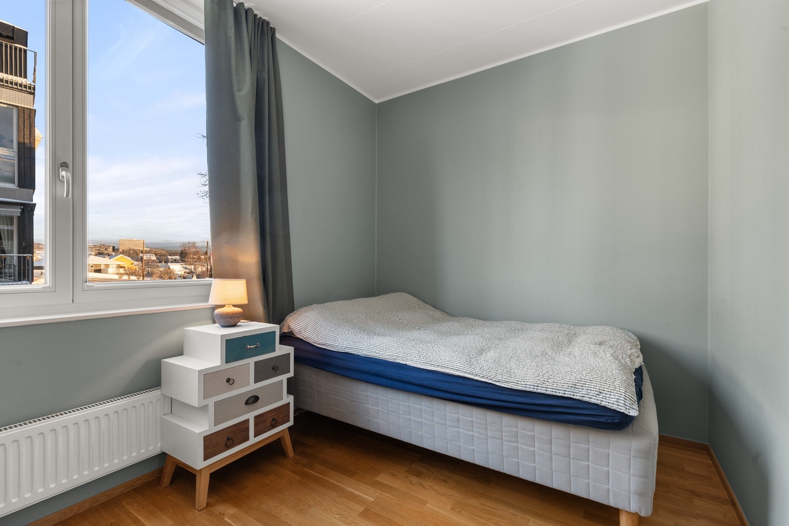 Boligens andre soverom har også plass til dobbeltseng og nattbord. Rommet passer som barnerom, gjesterom eller kontor. Galleribilde