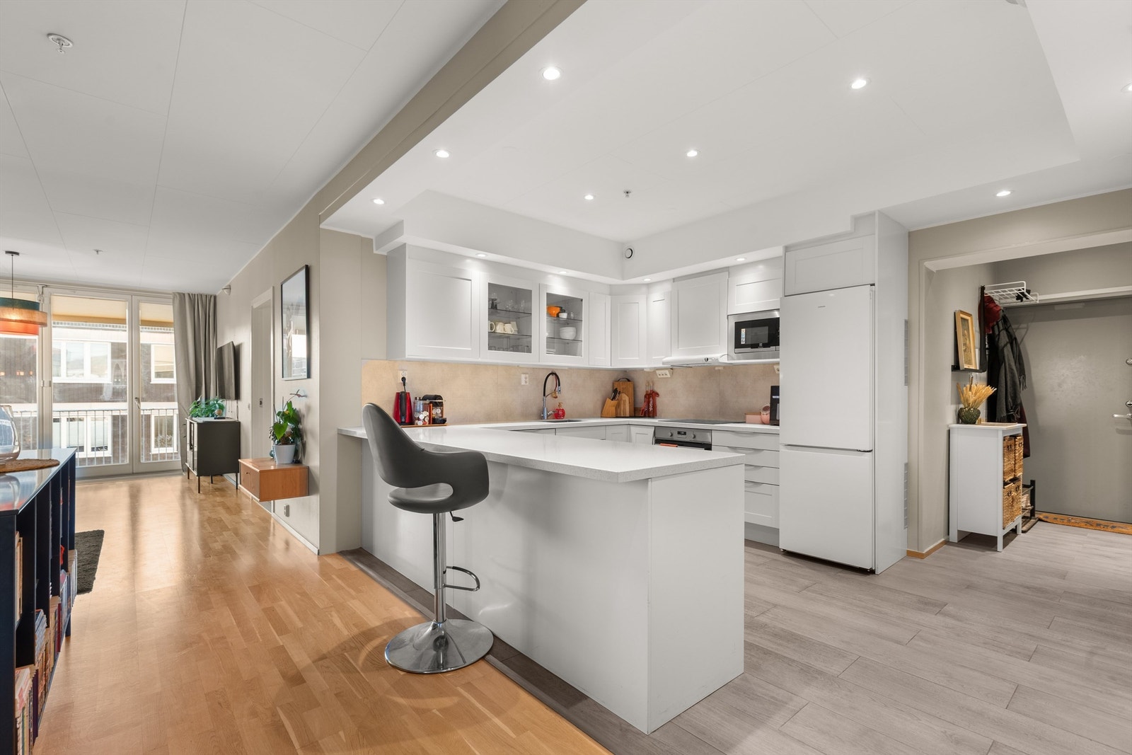 Kjøkkenet er holdt i en delvis åpen løsning, men er samtidig en tilbakeholdt og egen sone for matlaging. Galleribilde