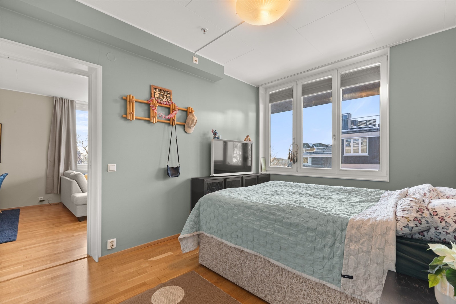 Rommet er holdt i duse og behagelige nyanser som passer godt på soverommet. Galleribilde