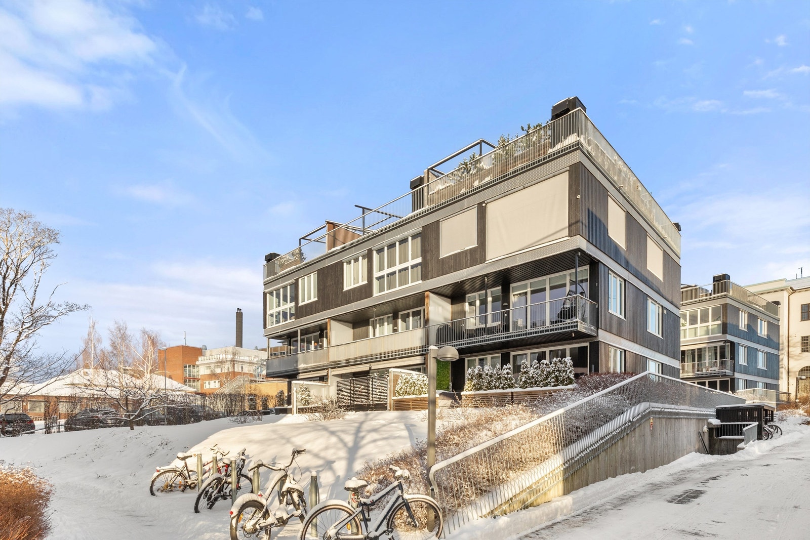 Leiligheten har en barnevennlig og attraktiv beliggenhet med nærhet til det du har behov for, i velorganisert borettslag. Galleribilde