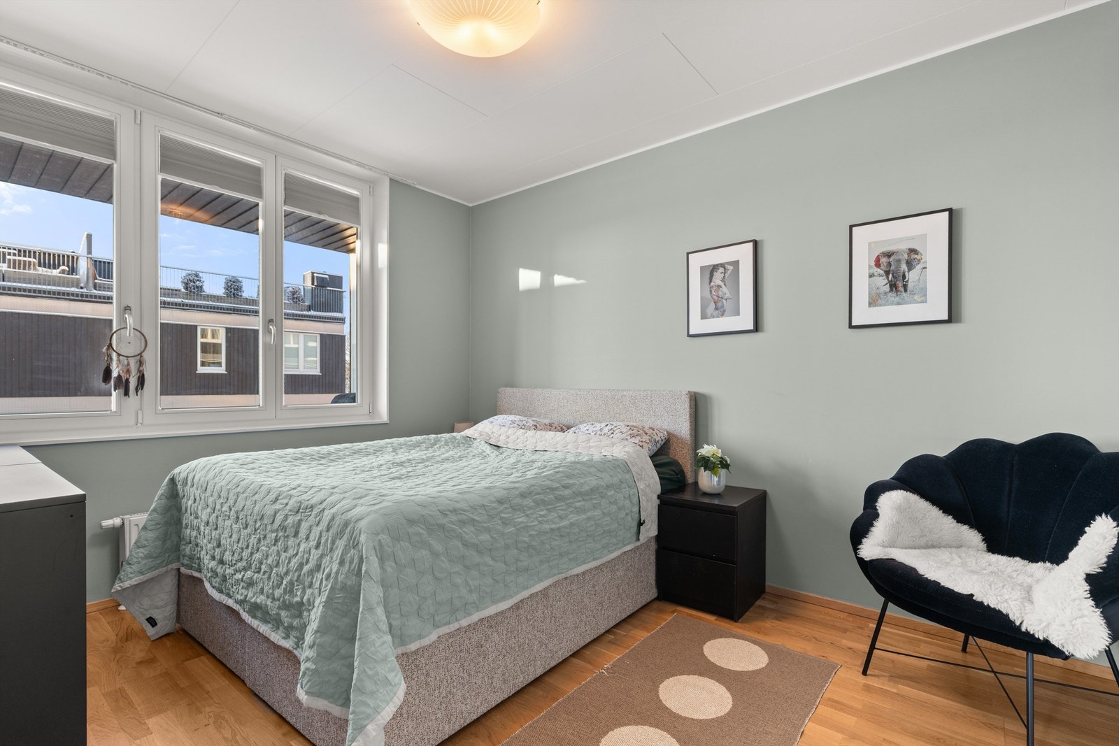 Hovedsoverommet er av god størrelse med plass til dobbeltseng, tilhørende nattbord og kommode. Galleribilde