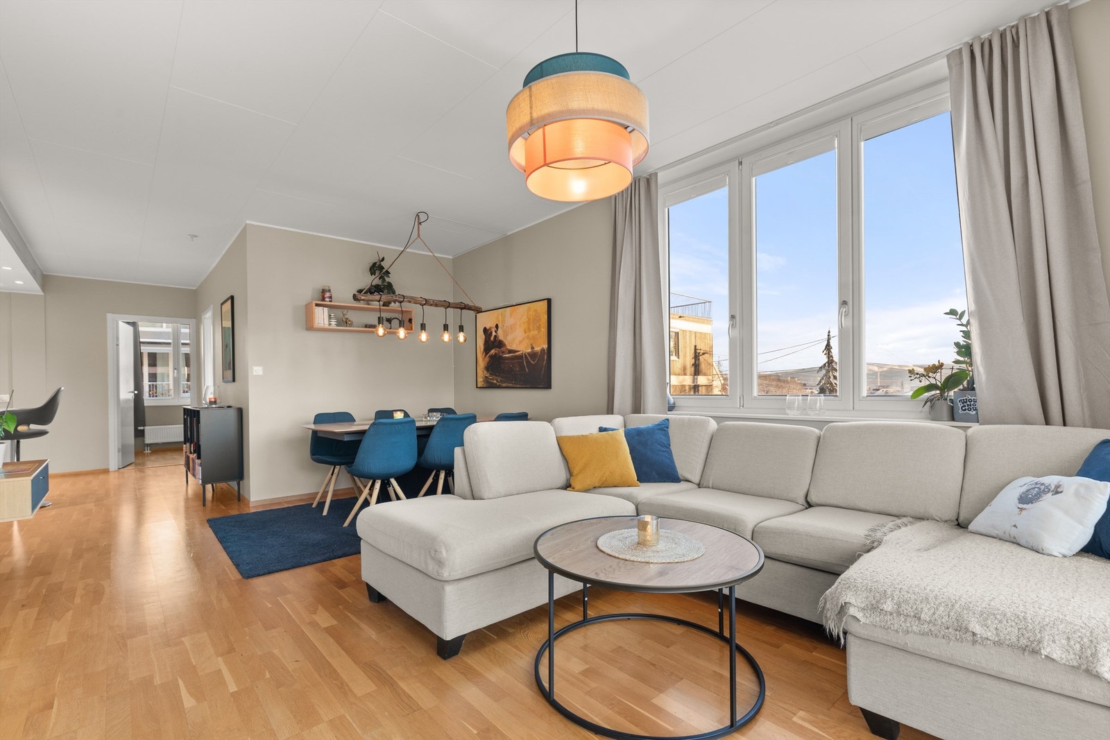 Stuen er av god størrelse med plass til sofa, salongbord og TV-seksjon. Galleribilde