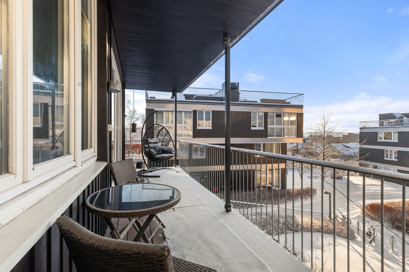 En herlig og luftig leilighet med god planløsning, romslig balkong og velholdte overflater. Foto: Alejandro Villanueva. Galleribilde