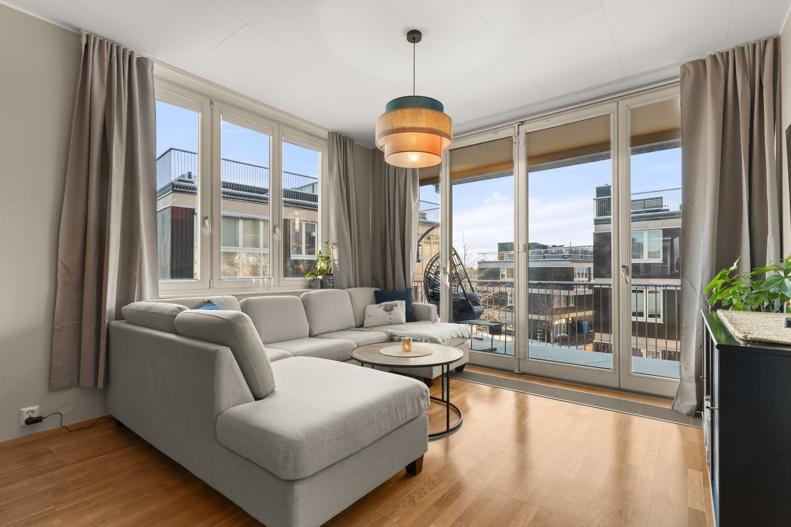 Det er rikelig med lysinnslipp gjennom store vindusflater som skaper en åpen og luftig romfølelse. Galleribilde