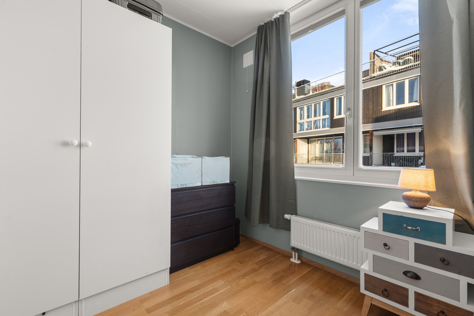 Det er også oppbevaringsplass i et romslig skap og kommode om ønskelig. Galleribilde