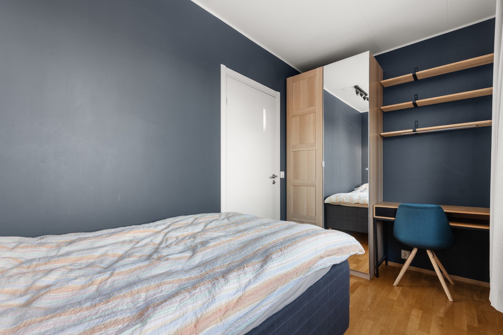 Her er det også oppbevaringsplass i et garderobeskap. Rommet passer godt som gjesterom eller kontor- alt etter eget ønske og behov. Galleribilde