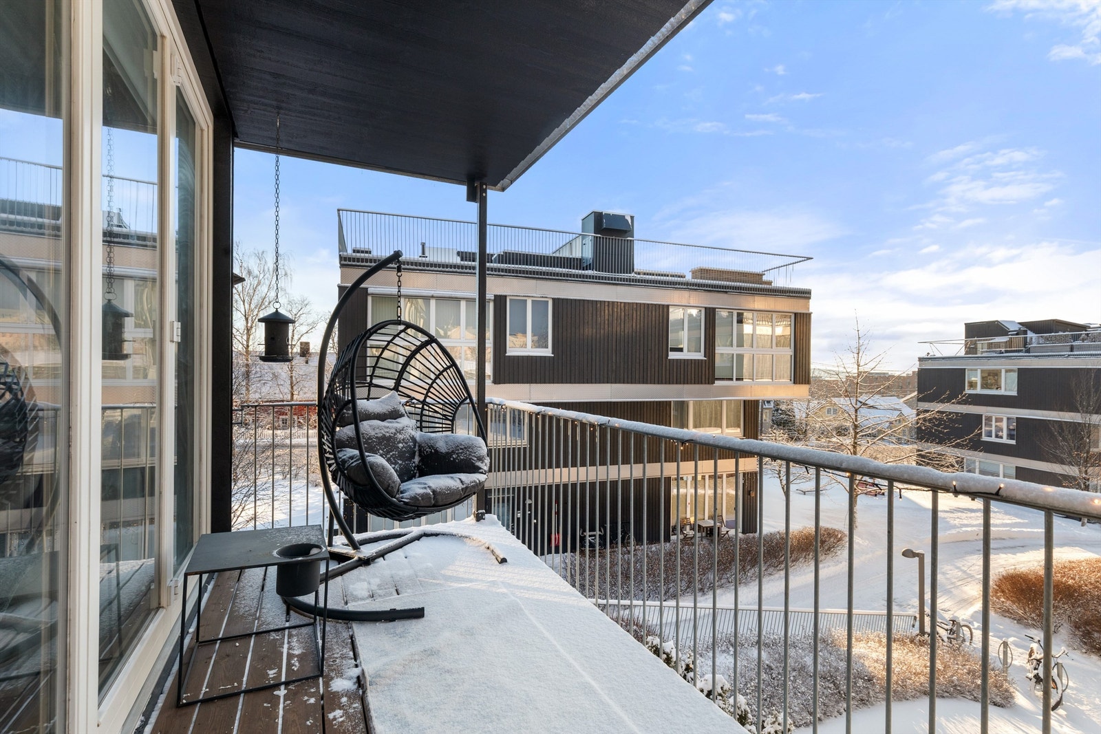 Balkongen er sydvestvendt og måler 12 kvm. Her kan man i følge selger nyte solen fra ca. kl. 9-21 på sommerstid. Galleribilde