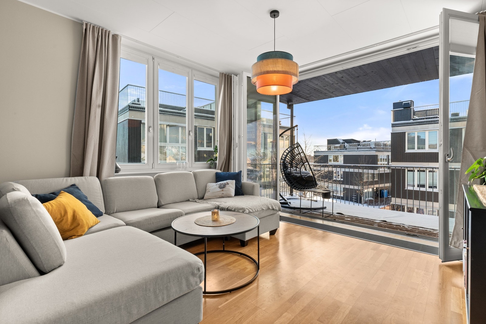 Balkongdørene kan åpnes på vidt gap så det nærmest blir en del av stuen. Galleribilde