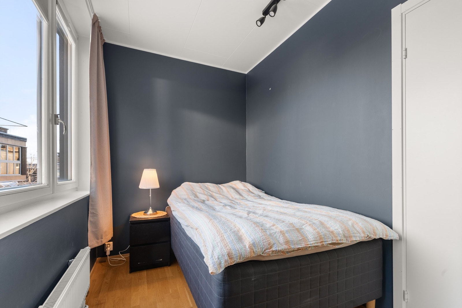 Boligens tredje soverom har plass til seng og nattbord. Galleribilde