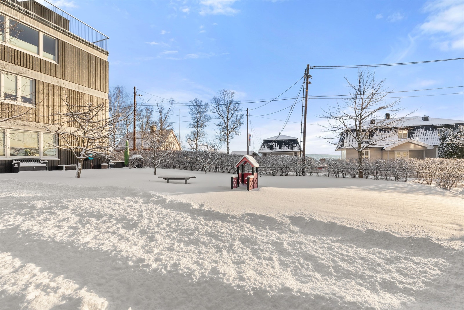 Fellesområdene er pent opparbeidet med sitteplasser og lekeapparater. Galleribilde