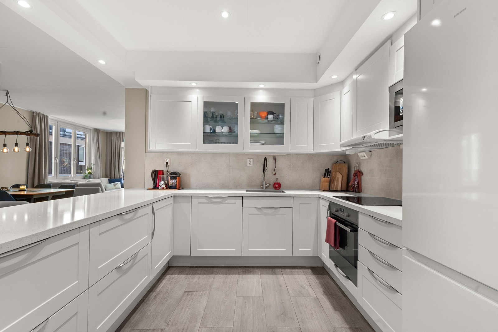 Det er rikelig med oppbevaringsplass i både skuffer og skap. Galleribilde