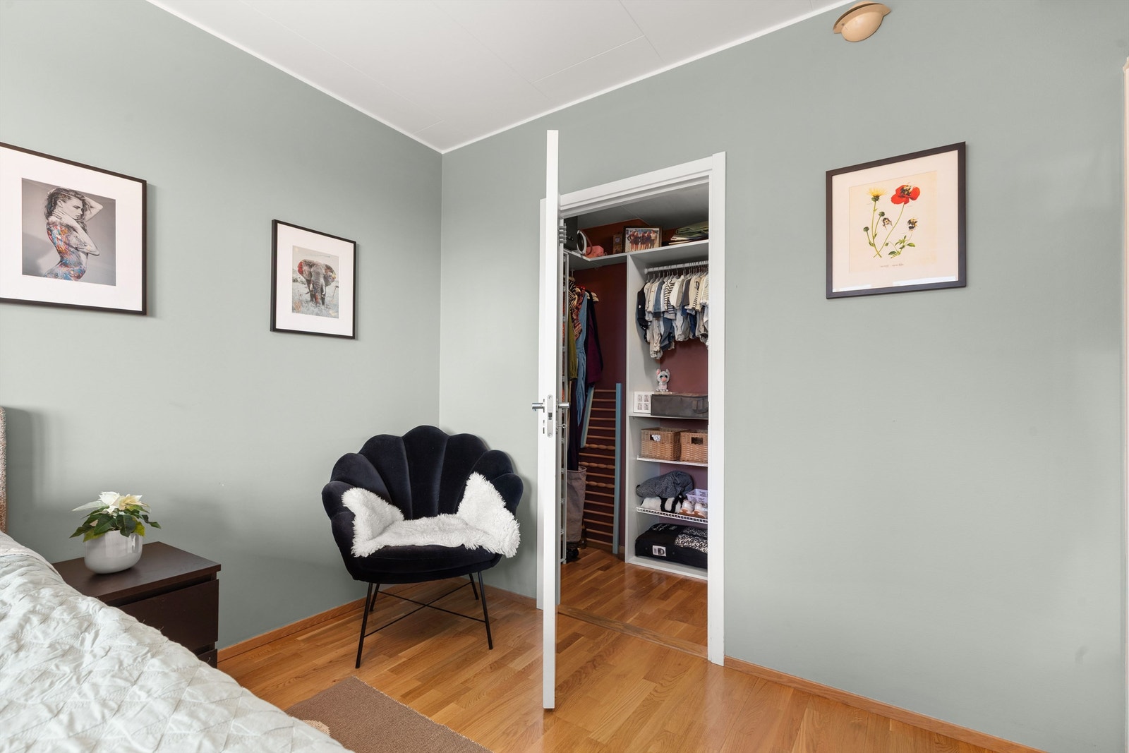 Her er det også en walk-in garderobe med rikelig oppbevaringsplass. Galleribilde