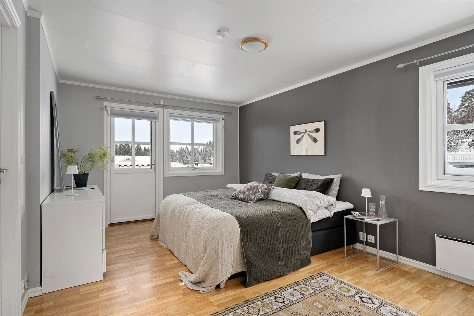 Hovedsoverommet har moderne farger og eget bad samt walk in garderobe Galleribilde