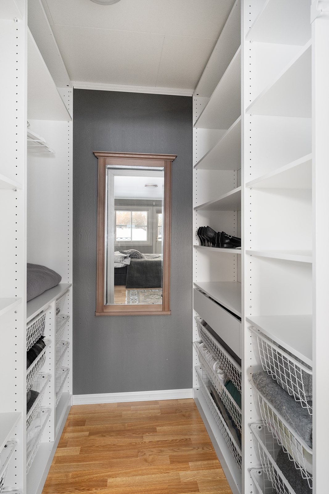 Walk-in garderobe med rikelig oppbevaringsplass gir et strukturert og komfortabelt inntrykk Galleribilde