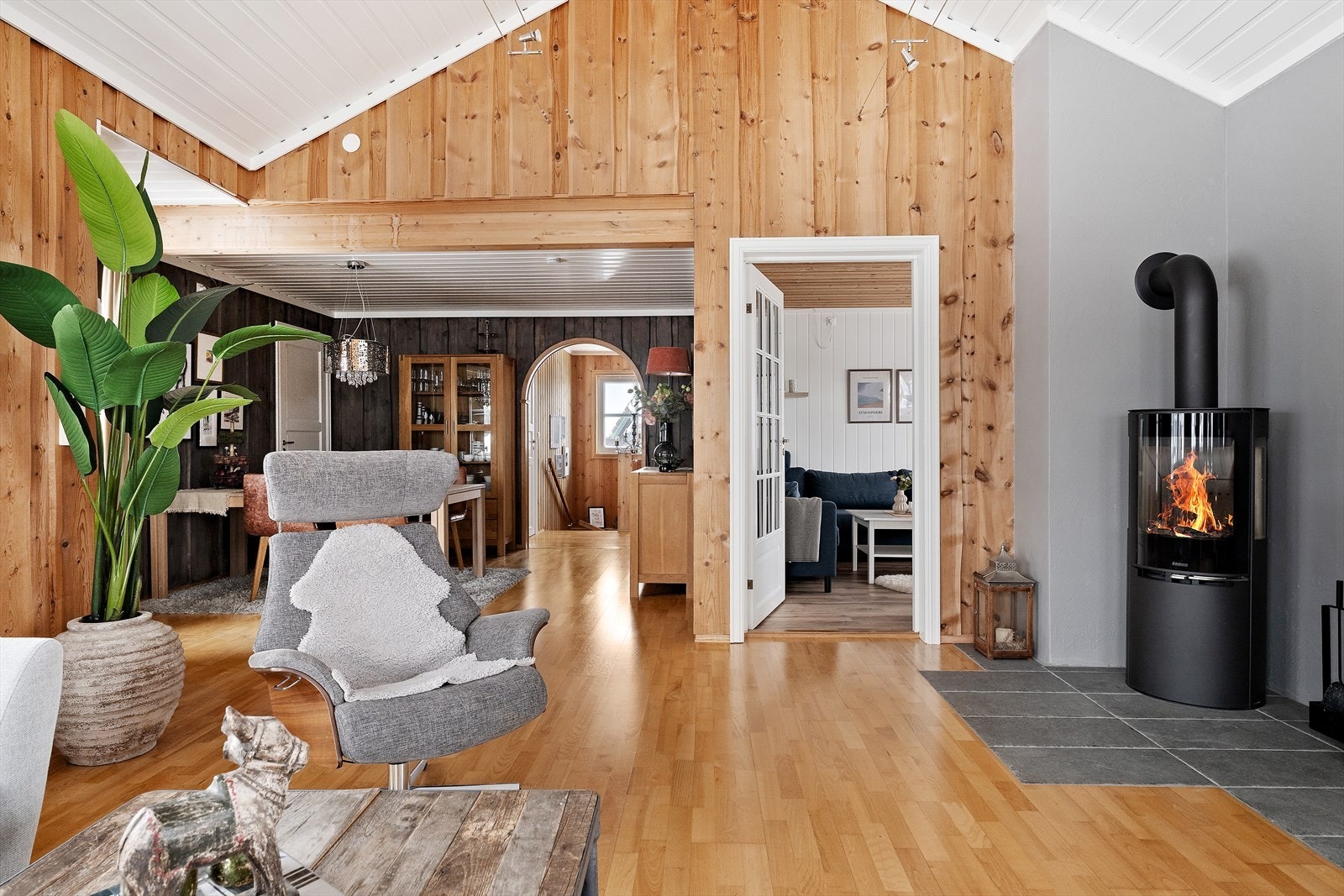 Fra stuen er det naturlig flyt videre mot øvrige oppholdsrom, samtidig som vedovnsonen gir en ekstra lun og koselig atmosfære Galleribilde