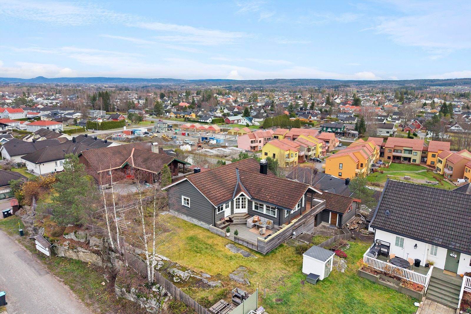 Boligen ligger på en romslig tomt med utsikt over nærområdet, ideelt for familieaktiviteter Galleribilde
