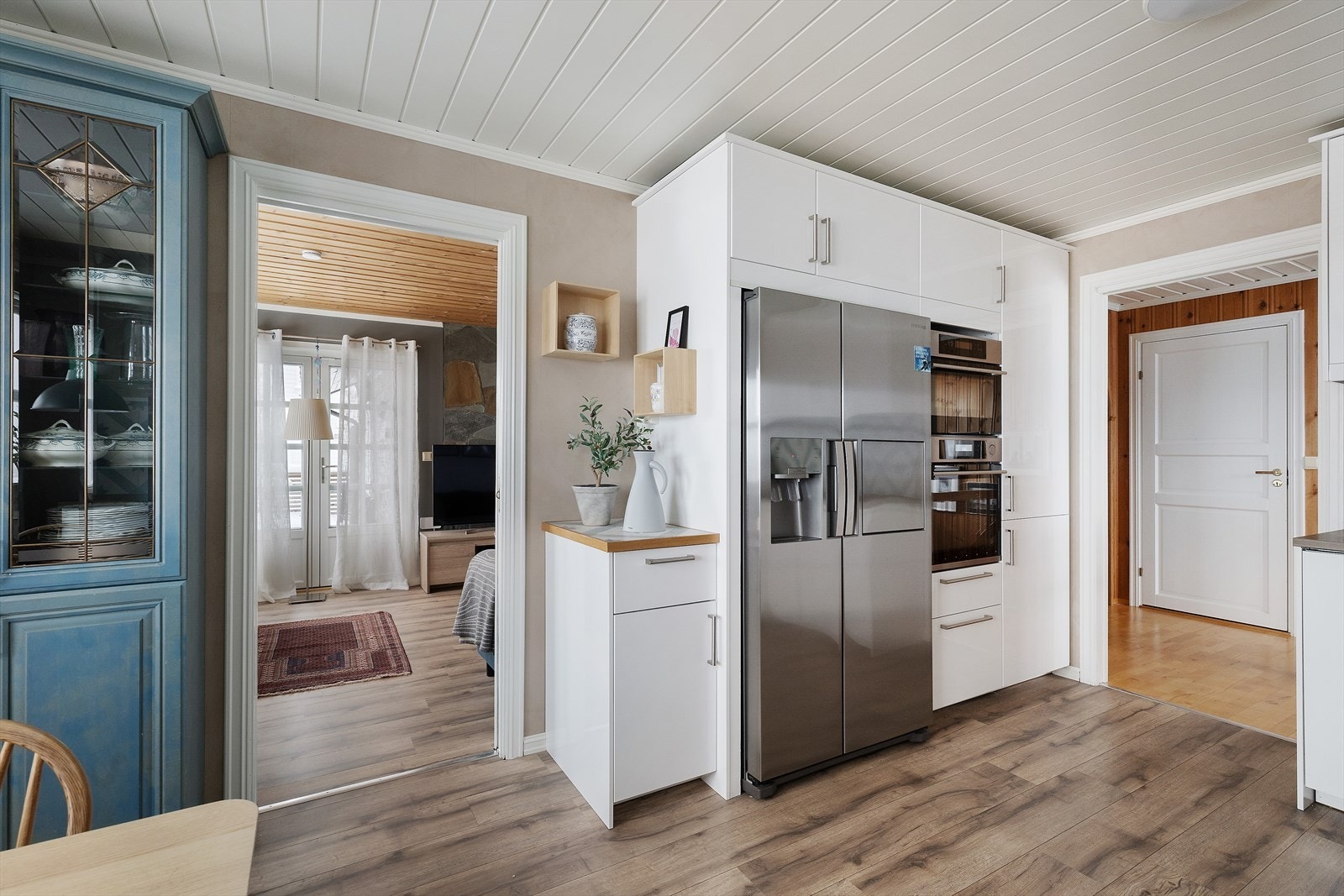 Kjøkkenet har integrert komfyr og mikroovn, samt frittstående kjøleskap med fryser. Galleribilde