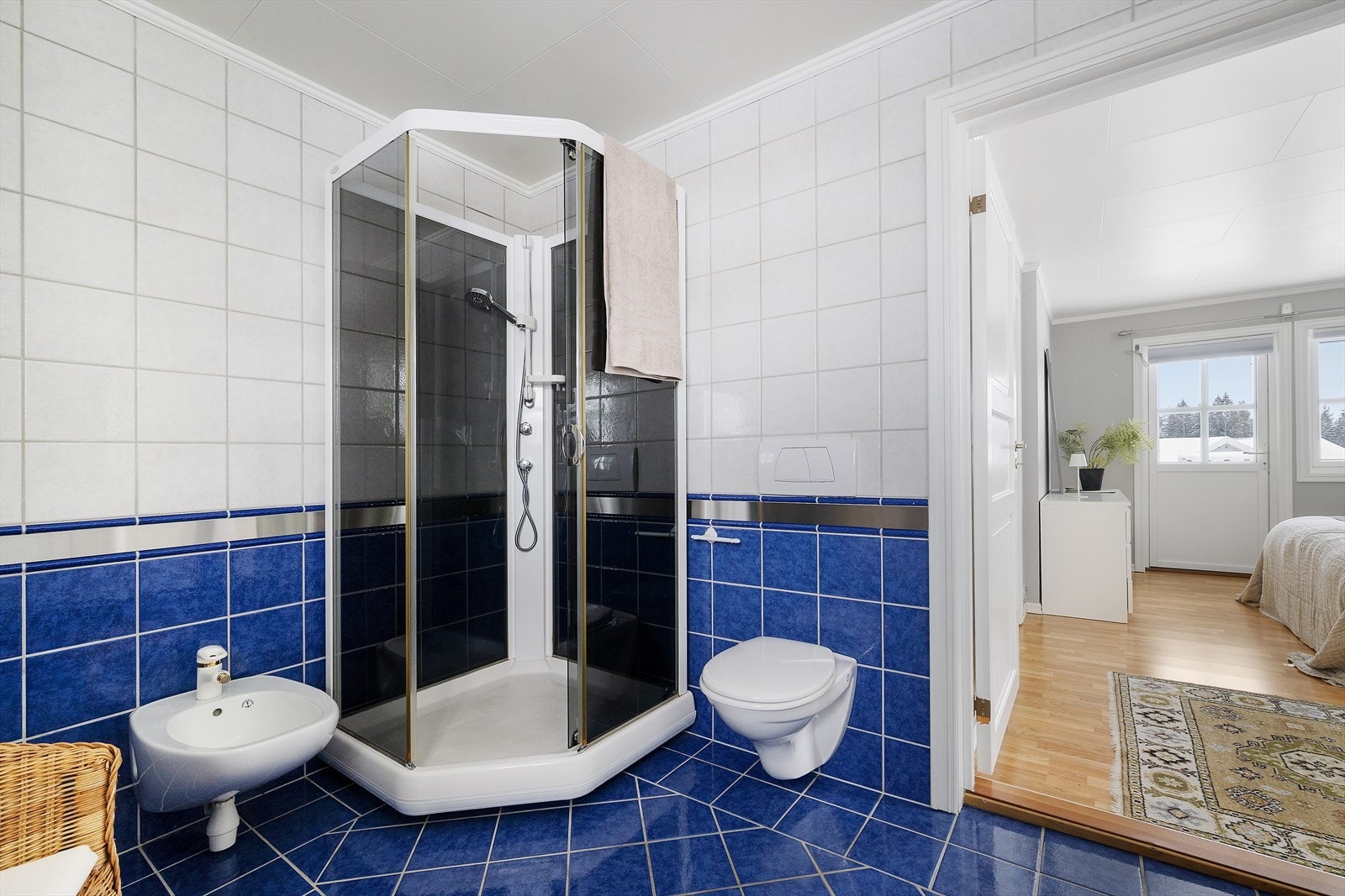 Flislagte vegger og gulv gir et solid våtrom med dusjkabinett og vegghengt WC. Galleribilde