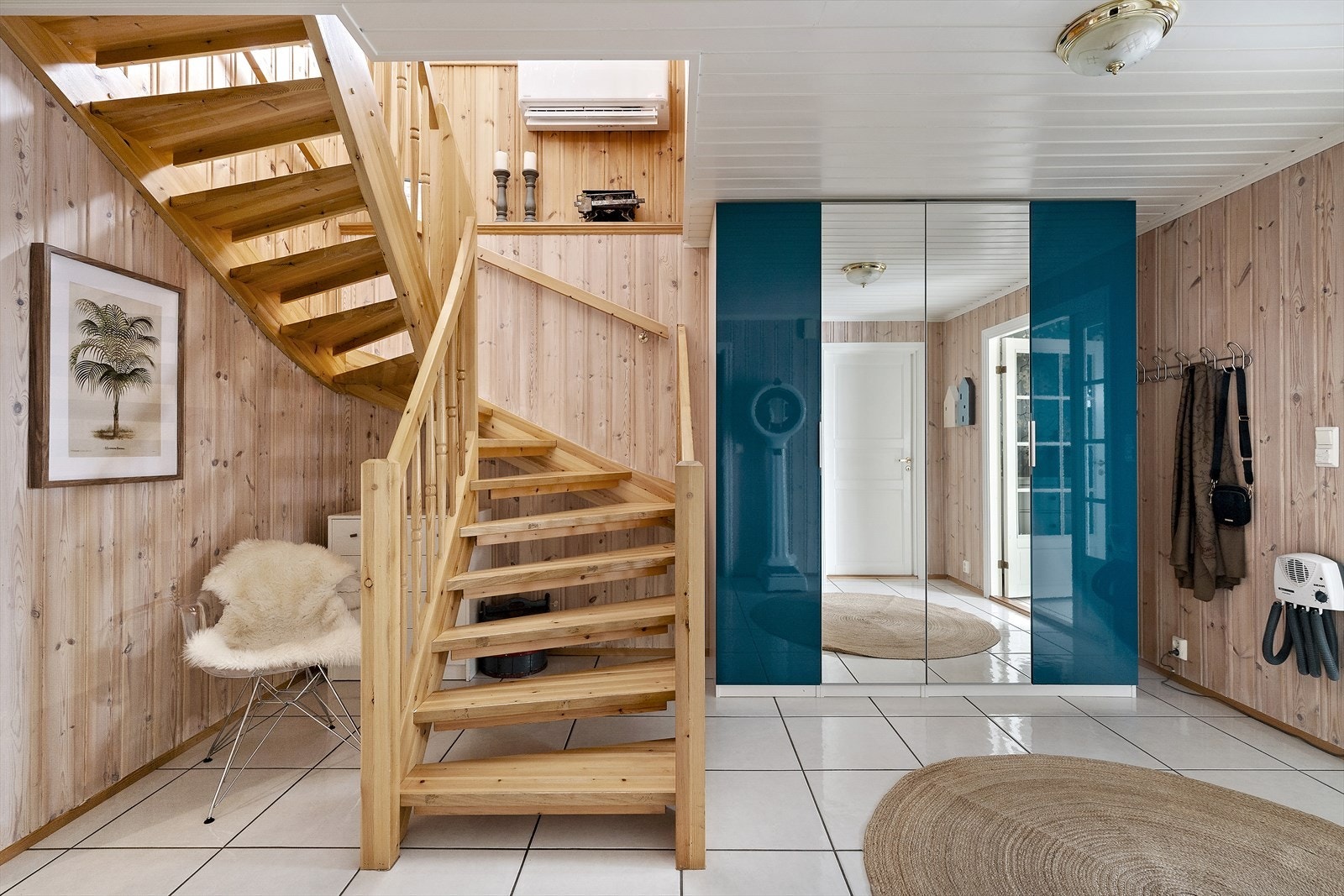 Skyvedørsgarderobe med speil gir praktisk oppbevaring og en følelse av romslighet. Galleribilde