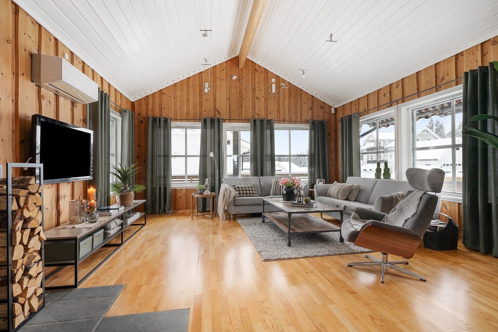 Store vindusflater gir godt lysinnslipp i stuen. Galleribilde