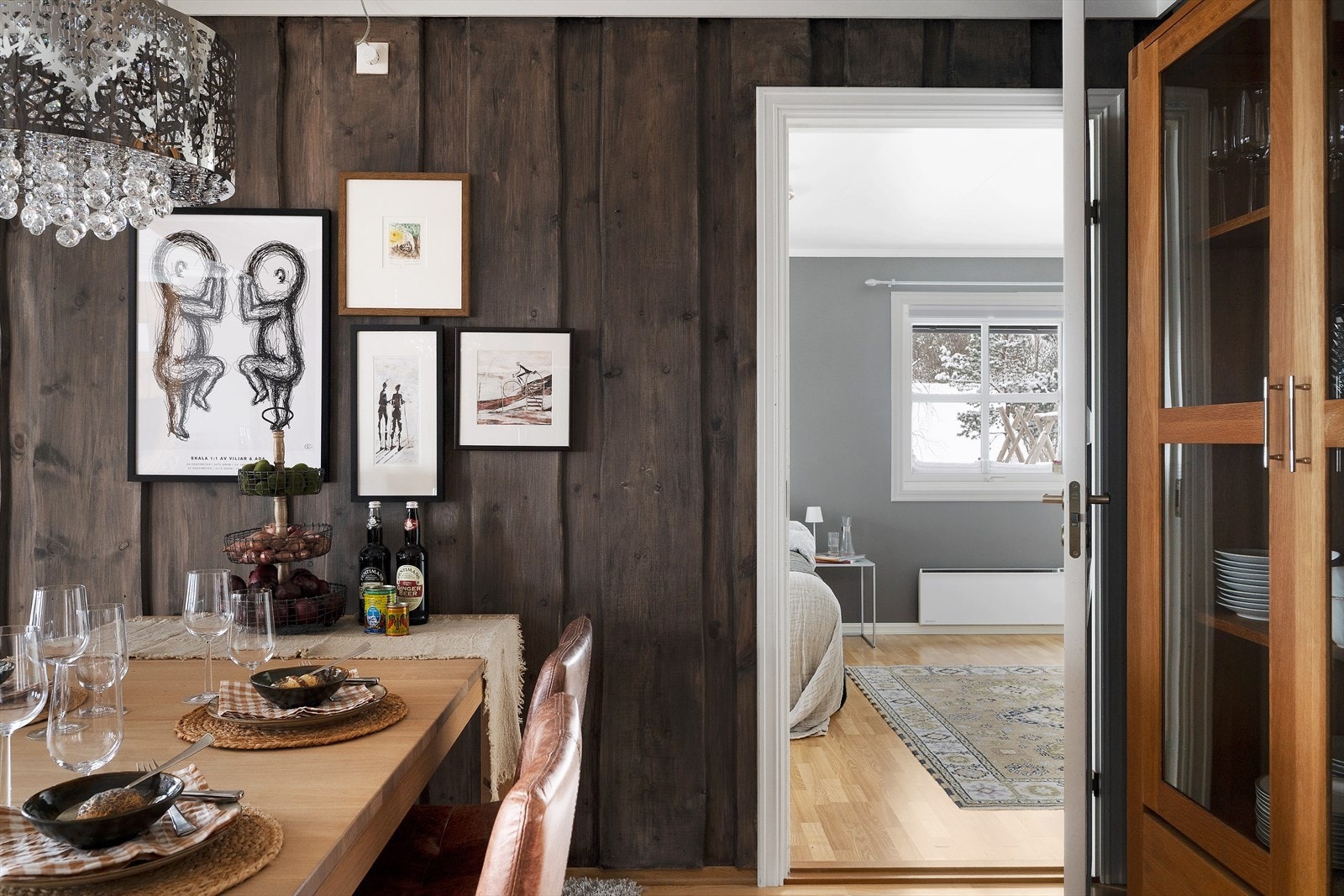 Spiseplass med mørke panelvegger gir en intim atmosfære Galleribilde