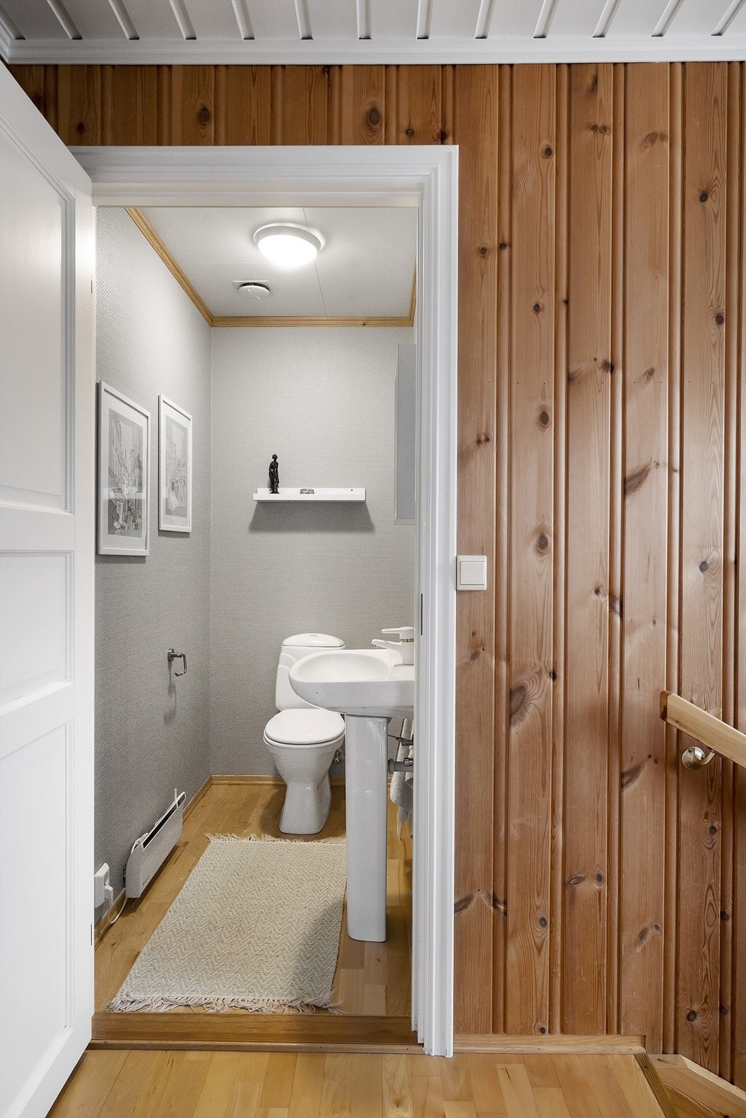 I hovedetasjen har vi eget toalett rom Galleribilde