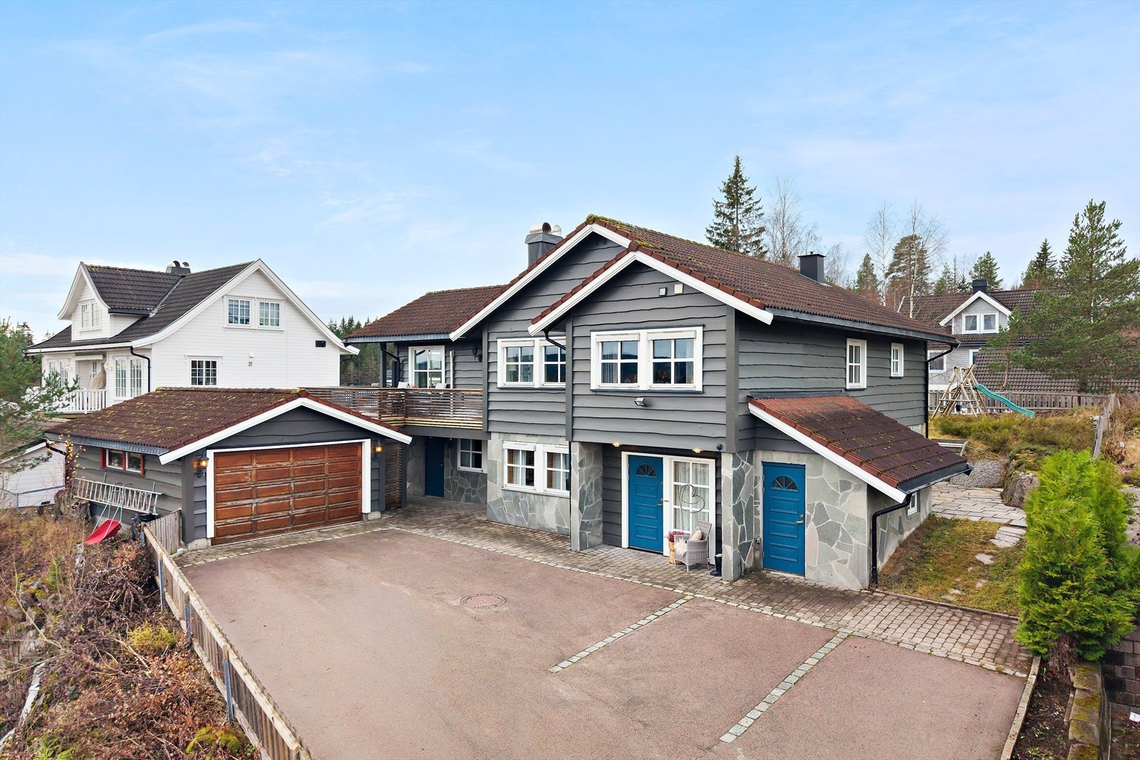 Asfaltert adkomst og garasje med plass til flere kjøretøy gir praktisk parkering
Fotograf: Frøde Røang Galleribilde